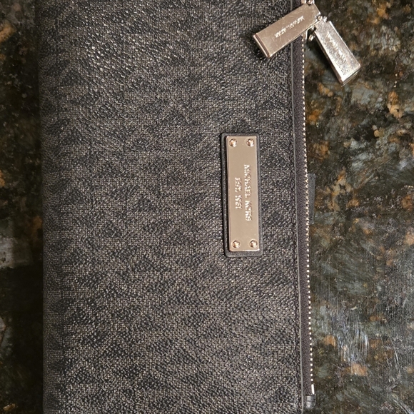 Michael Kors Black and Gray Shoulder Bag with Elegant Design And Matching wallet - Picture 4 of 4